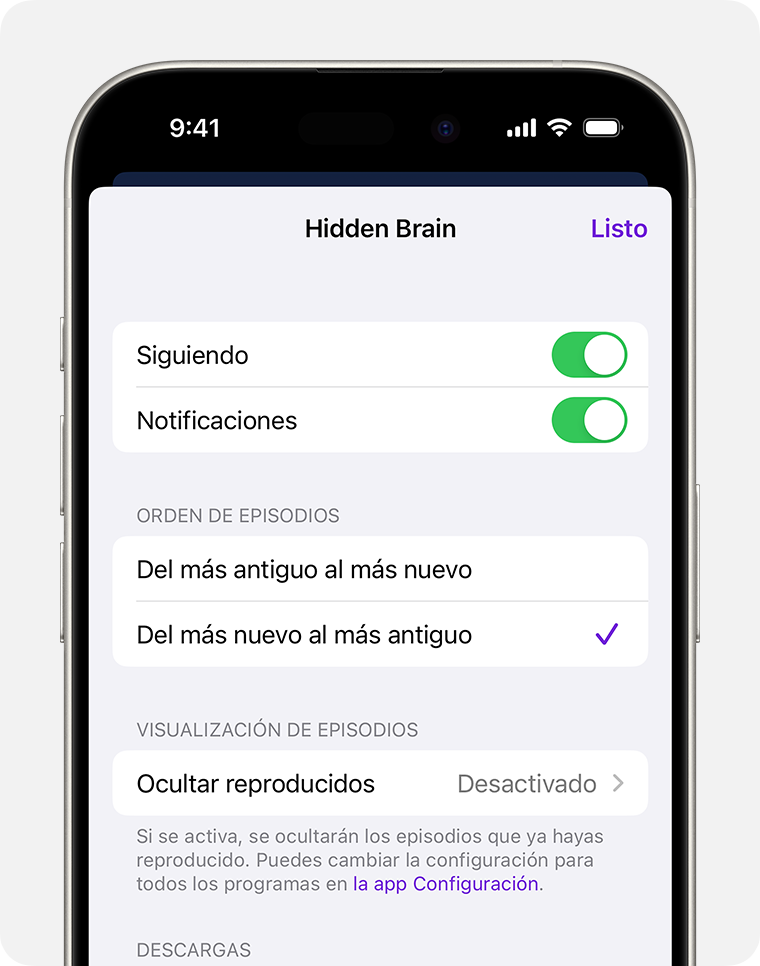 En un iPhone, la pantalla de configuración de un podcast específico. La primera opción es el botón Siguiendo y, luego, el botón Notificaciones. Después de eso, se muestran las opciones de Orden de episodios. La primera opción es del episodio más antiguo al más reciente y la segunda es del más reciente al más antiguo, que es la que está seleccionada.