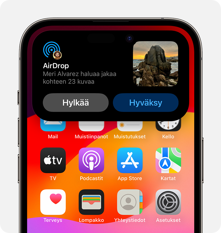 IPhone, jossa näkyy AirDrop-ilmoitus, jonka voit hylätä tai hyväksyä.