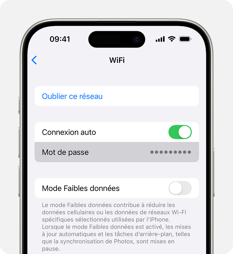 Sous iOS, accédez à Réglages > Wi-Fi. Vous pouvez alors afficher le mot de passe du réseau Wi-Fi auquel votre appareil s’est connecté.