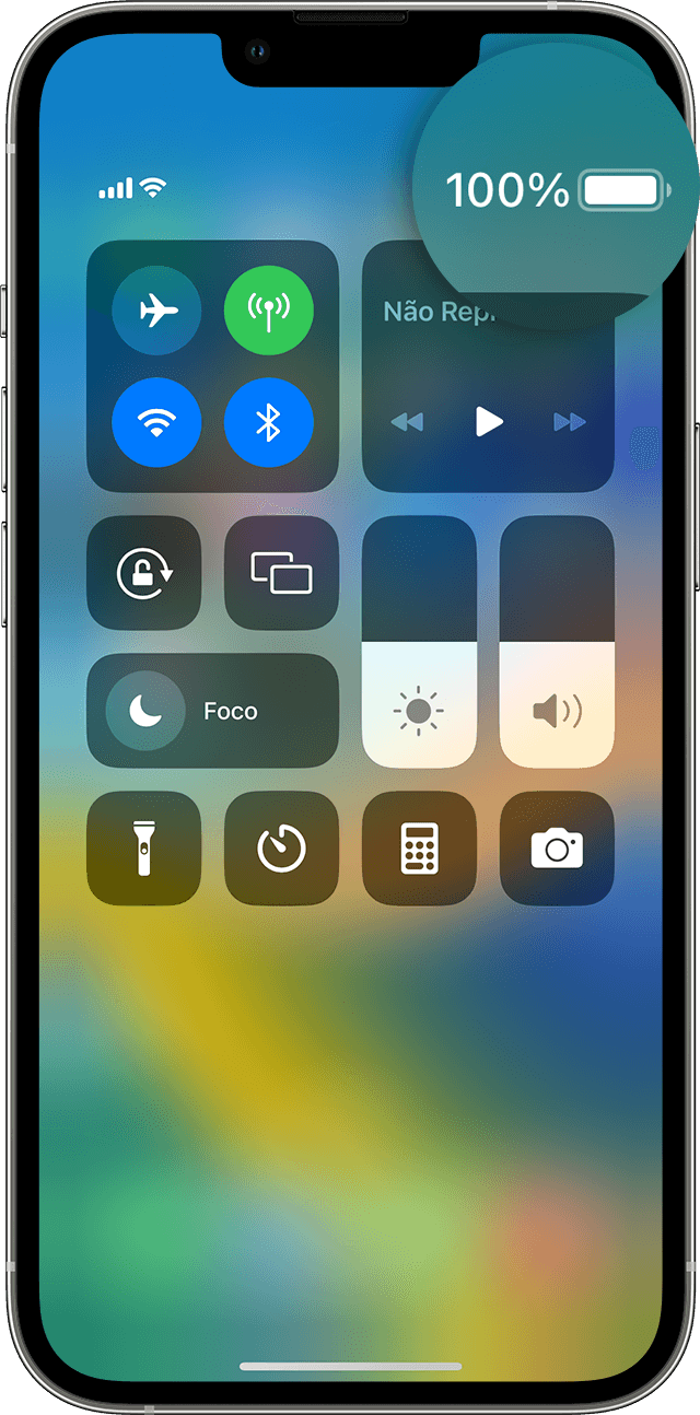 Tela do iPhone com a Central de Controle mostrando porcentagem de bateria em 100%