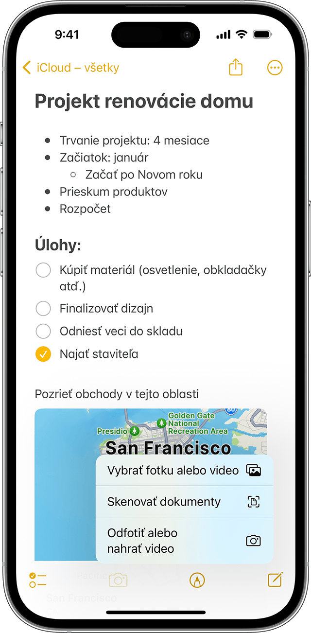 iPhone zobrazujúci, ako sa pridáva fotka alebo video k poznámke v apke Poznámky.