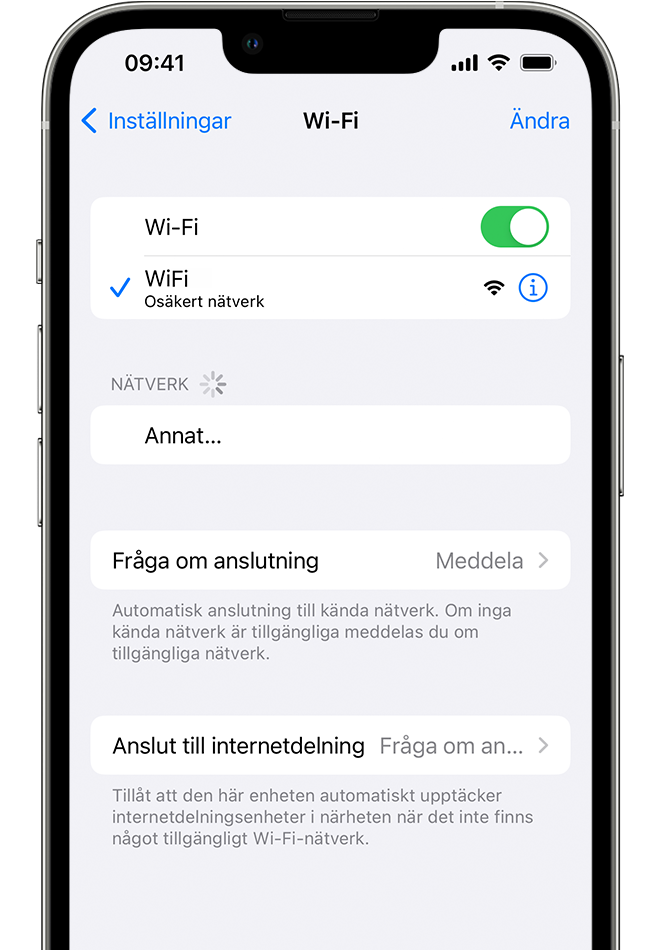 En iPhone som visar wifi-skärmen. Det finns en blå bockmarkering bredvid wifi-nätverkets namn.