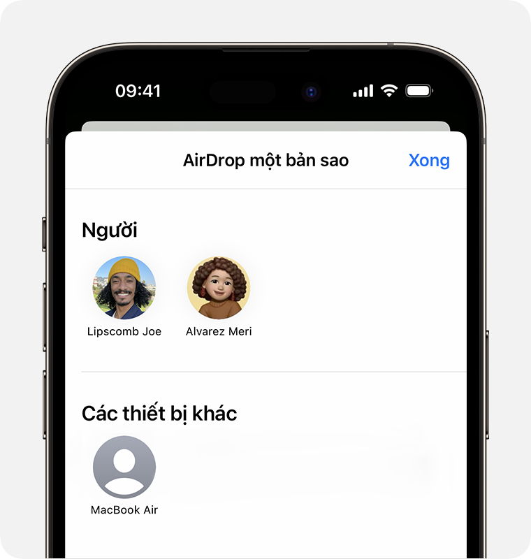 Một chiếc iPhone thể hiện màn hình AirDrop một bản sao với những người và thiết bị bạn có thể chọn.