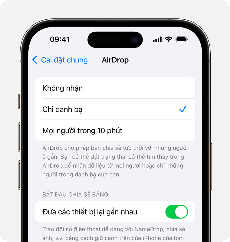 Một chiếc iPhone thể hiện phần cài đặt AirDrop đã chọn mục Chỉ danh bạ.