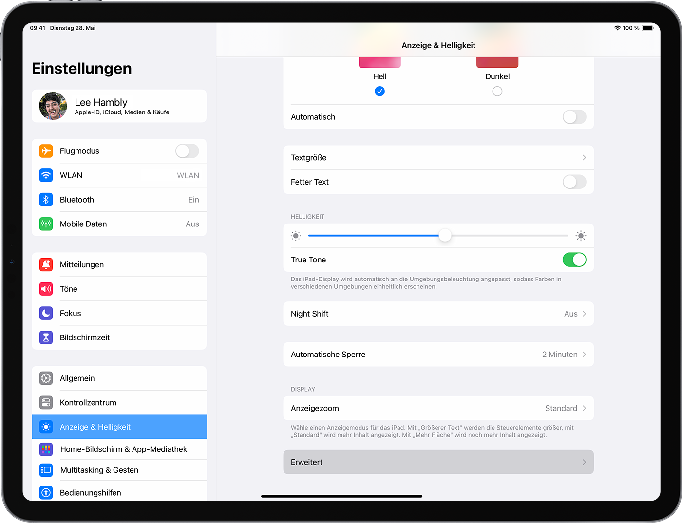 Ein iPad, auf dem die Einstellungen „Anzeige & Helligkeit“ angezeigt werden und das Menü „Erweitert“ ausgewählt ist.