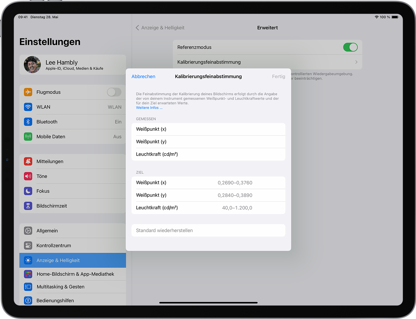 Ein iPad, auf dem die Kalibrierungsfeinabstimmung-Einstellungen angezeigt werden, wo du die gemessenen und die Zielwerte für Weißpunkt und Leuchtkraft anpassen kannst.
