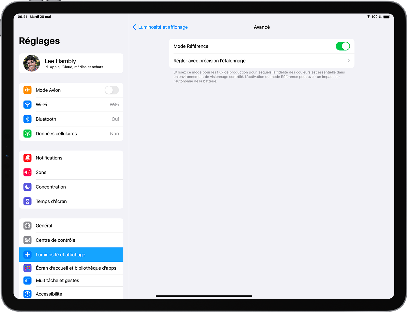 Un iPad affichant les réglages avancés d’affichage et de luminosité. Le mode Référence est actif.