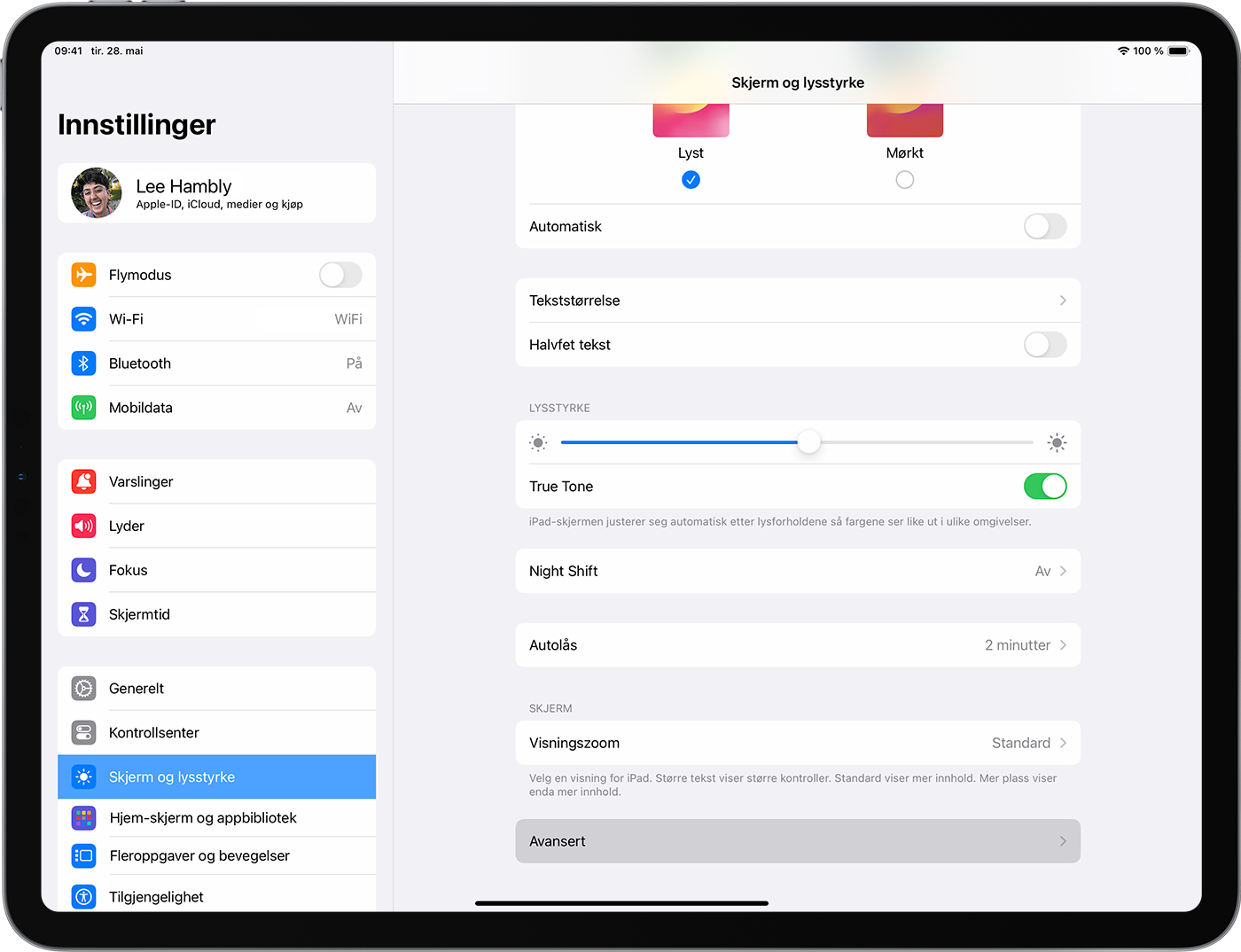 En iPad som viser Skjerm og lysstyrke-innstillinger med Avansert-menyen valgt.