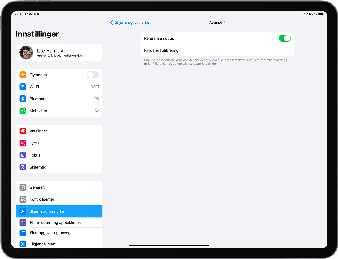 En iPad som viser de avanserte innstillingene for Skjerm og lysstyrke. Referansemodus er på.