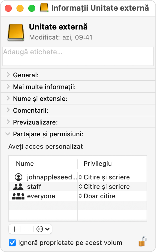 Fereastra cu informații despre unitatea externă având caseta „Ignoră proprietate pe acest volum” selectată