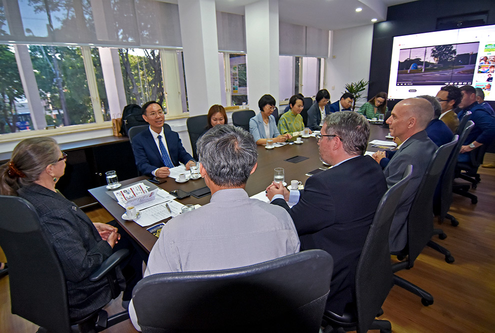 pessoas em reunião