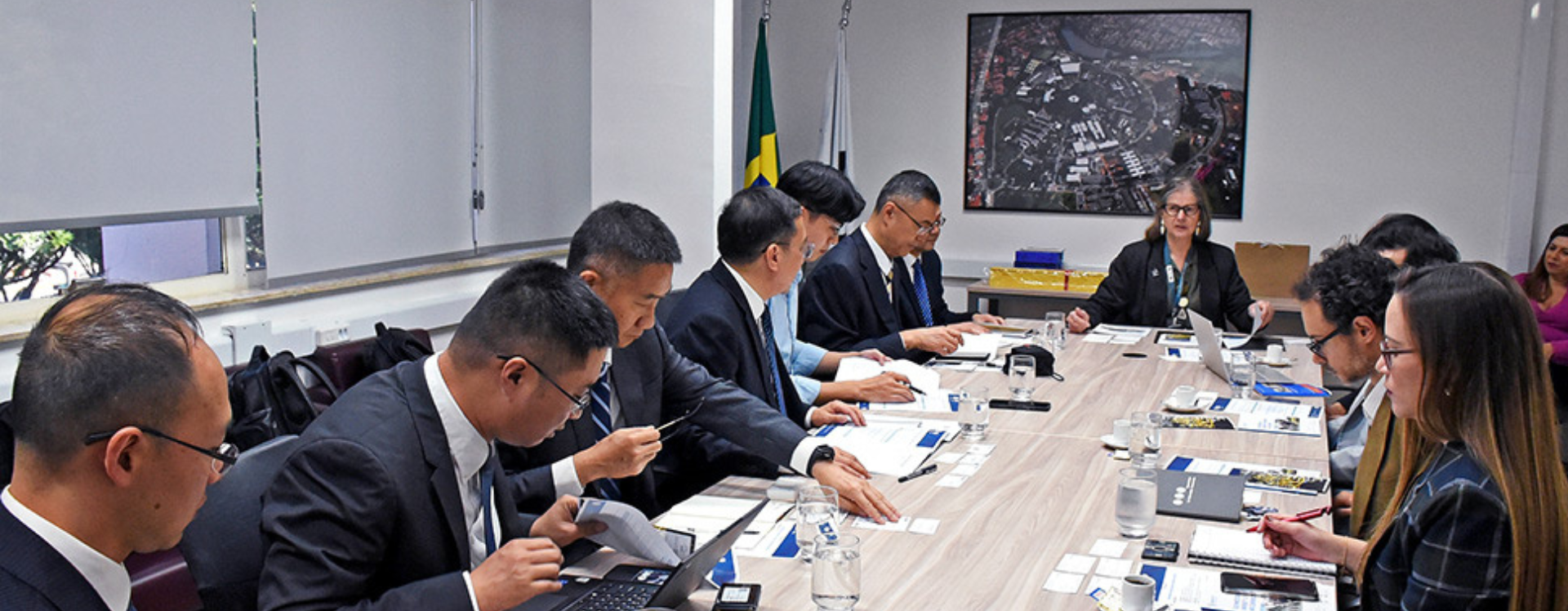 pessoas participando de reunião