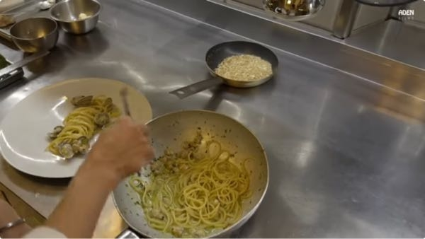 パスタ アルミのフライパン？ 片手鍋？ パスタを作る時にアルミのフライパンが有ったら便利だなぁって思っているのですが、 YouTubeなどで見ていると、なんかフライパンでも無くて、そこが丸っこいのを使っているのをよく見ます、 これの名前を教えて欲しいのと、 こっちの方がパスタとかには便利なんですかね？ この二つを教えて欲しいです