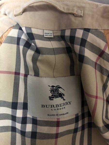 burberryについてです。 こちらのロゴはどういったラインなのでしょうか。 三陽商会などではなく、本場の英国 made in england ただの、burberry londonではないような雰囲気で、かといいPRORSUMのロゴはないため、よく分かりません。 vintageなどではなく、近年に近いものだというのは分かるのですが、、 素人ながら調べましたがイマイチピンときてません。 どなたか詳しい方教えていただけないでしょうか？