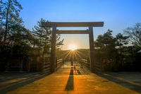 【伊勢神宮 出雲大社】神社は誰でも造ろうと思えばコンビニをのように簡単に造れてしまいます。また、日本神道には「勧請」という風習があって神様のフルコピーができます。 ニセモノではないけれど、ホンモノというにはなあといった神社が勧請神社です。しかしながら、大きく立派だったり地の利が良かったりすると本物より有名になります。

長野県の諏訪大社はたいへん立派で有名な神社ですが、残念ながら勧請され...