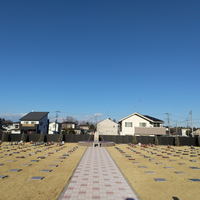 【永代供養墓について】
永代供養墓を購入します。
お寺は
浄土真宗大谷派のお寺です。

掲載写真の様な感じで
場所を選んで
そこに石碑を設置、埋葬する形です。 端っこがいいと感じていますが
真ん中の通路横か
通路から離れた端っこ
どちらが良いでしょうか？

「私なら」という視点で
ご意見頂ければ幸いです。