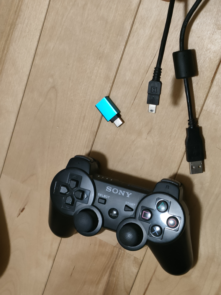 OPPOReno5aのスマホを使っていて、PS3コントローラーと接続したいです。やり方教えていただきたい。無線は、Xperiaのスマホのみっぽいので、有線でも構いません。 写真にある物の他に必要であなものがあれば教えてほしい。かれこれ3日苦戦しているので、有識者の方お願いします。