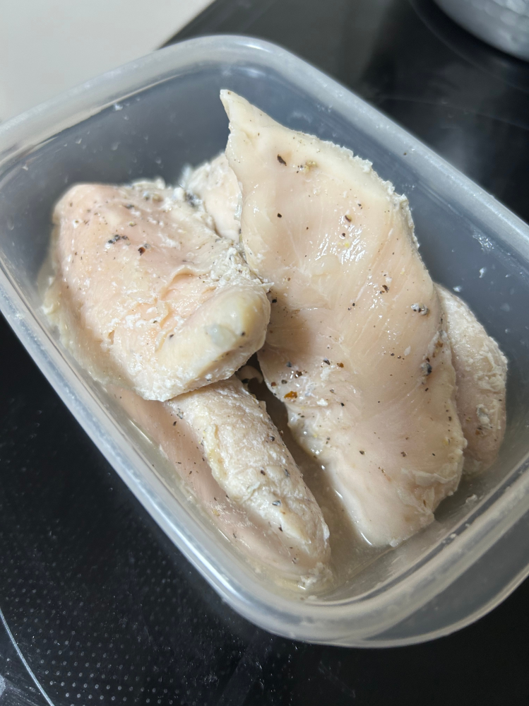 この、とりささみは生焼けですか？ 鶏ハムを作りました。沸騰したお湯に肉を入れて50分放置するレシピです。