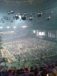 ネタバレですが、サザンオールスターズの京セラドームのライブでの天井にぶらさがってるボールって何ですか？
ライブに行かれた方教えて下さい。 