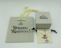 Vivienne Westwood こんな箱と入れ物見たことありますか？
偽物だと思い通報しようと思っているのですが、
よろしくお願いします。