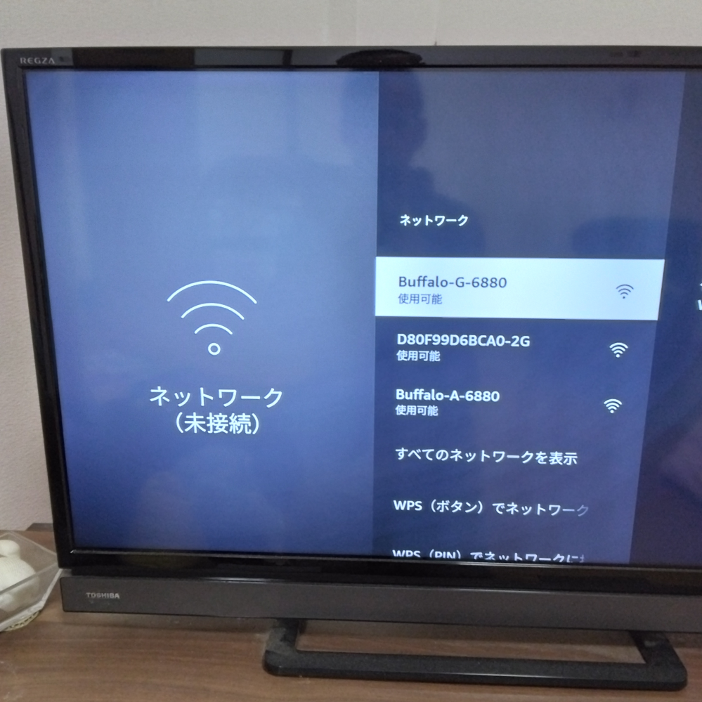 急募【アマゾンFire TV Stickが突然つながらなくなりました】 一週間，家を空けて，帰宅してTVでアマゾンプライムビデを見ようと思ったら，Fire TV Stickがつながらず，ネットがみれなくなりました。自宅のwifiの接続は問題なく，ネットワーク設定を開いてみても，「Buffalo-Ａ-6880 使用可能」となっております。スマホもパソコンも普通にネットにつながります。 https://www.rere.jp/beginners/94973/ →このページを見ながら対処方法（再起動，コンセントを抜く，Wifiの電源を抜くなど）を全部，何回も試しましたが「ネットワーク（未接続）」と表示されます。 参考まで画像を貼り付けておきます。 Fire TV Stickは購入してから５年経過します。このスティックに問題があるのでしょうか？ どうすればＴＶでネットを見ることができるでしょうか？ 年末にプライムビデオやディズニー+を楽しみたいに見られないなんて・・・・ 誰か助けてください。