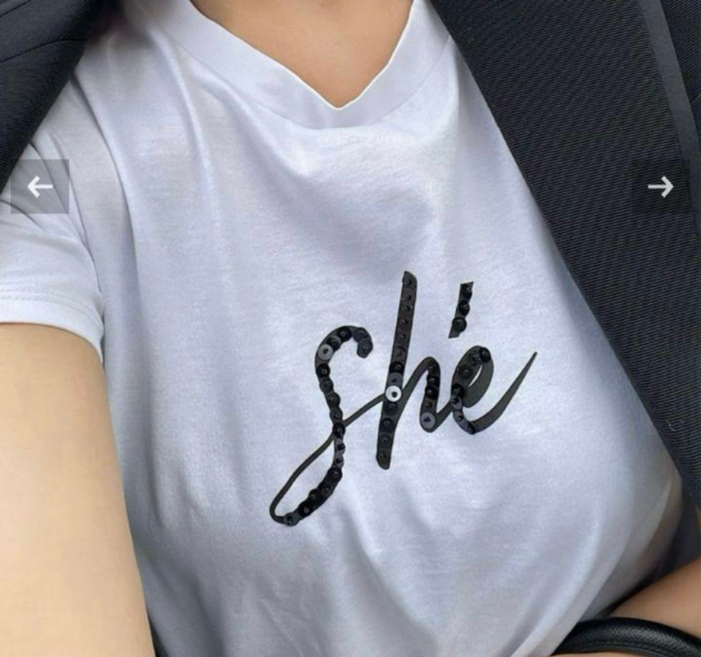 このsheと書いてあるロゴTシャツ、側から見たらダサいですか？売るか迷っています。 パッと見の率直な意見聞きたいです。