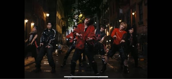 韓国アイドルについて。 最近韓国アイドルが気になっている女性です。 YouTubeにて、straykids？というグループの Chk Chk BoomというMVがオススメに流れてきて、 興味本位で見てみたところかっこよくて一目惚れしました。下の写真の真ん中の赤い服の方がタイプでした この方の名前はなんでしょうか。。 また、赤い服の方の左にいて、一番最初にラップを披露していた方もすごくかっこいいなと思いました straykidsのメンバーの名前など詳細を教えていただけませんか？？ それから、もっと韓国アイドルが知りたいので、 もし宜しければオススメの韓国アイドルなども知りたいです。男性、女性問いません。