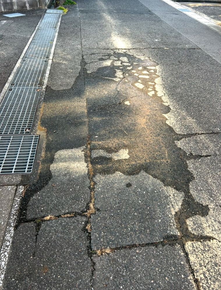 ずっと天気も良く何日も雨が降ってないのに道路から水が染み出てきてて、砂も一緒に出てるのは液状化現象なのでしょうか？ この場所だけ水が引いていかなかいです。自宅敷地横の道路で毎日通るので、わかる方いたら教えてください。