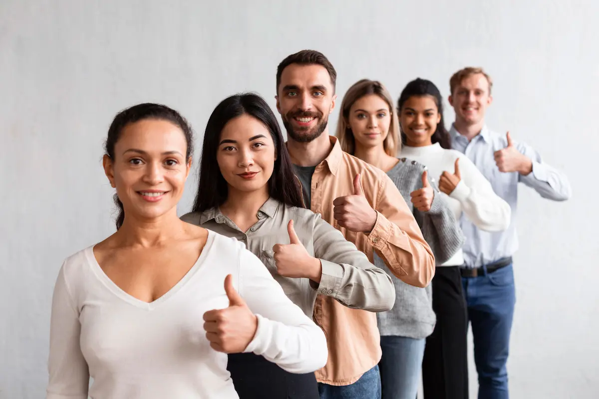 gente sonriendo con el pulgar levantado