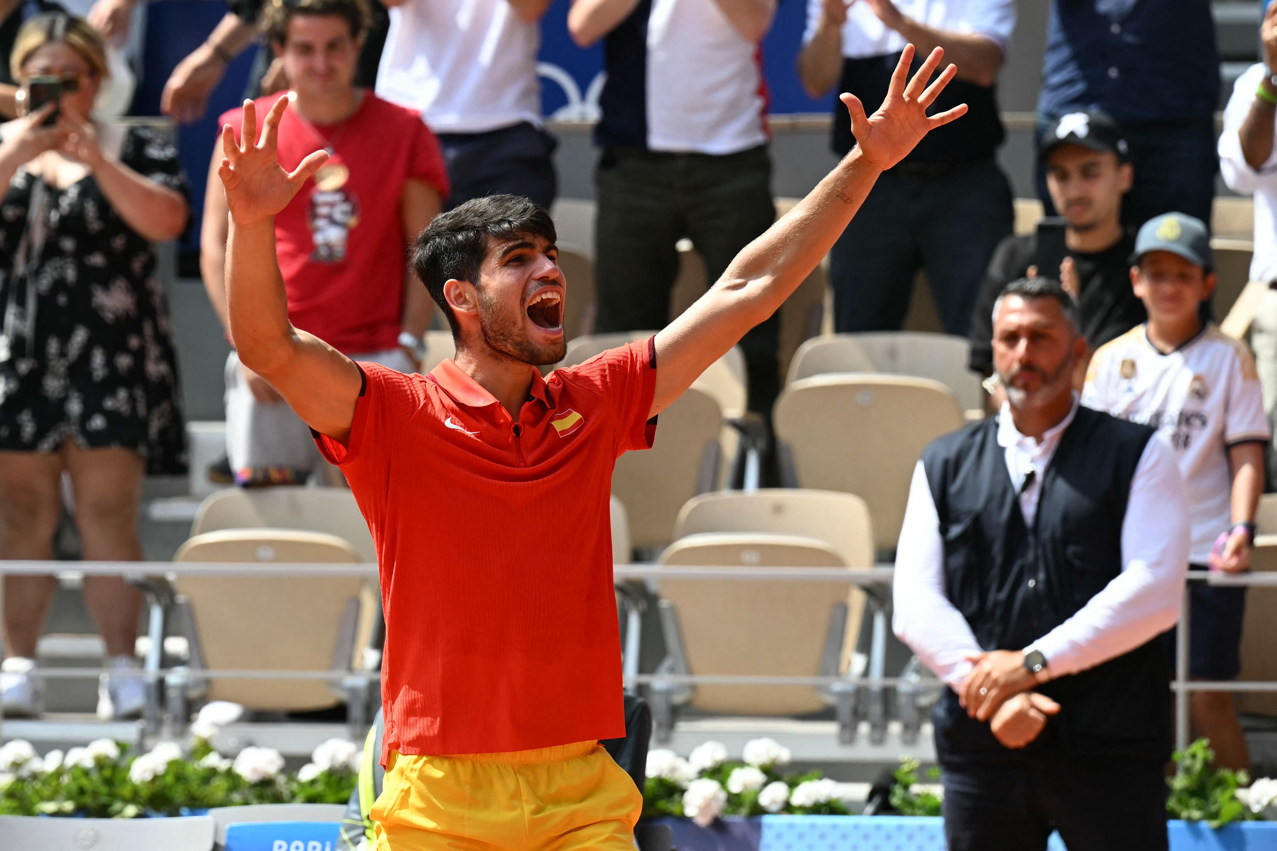 Spain's Carlos Alcaraz celebrates after beating Canada's Felix Auger-Aliassime in their men's singles semi-final tennis match on Court Philippe-Chatrier at the Roland-Garros Stadium during the Paris 2024 Olympic Games, in Paris on August 2, 2024. (Photo by Miguel MEDINA / AFP)