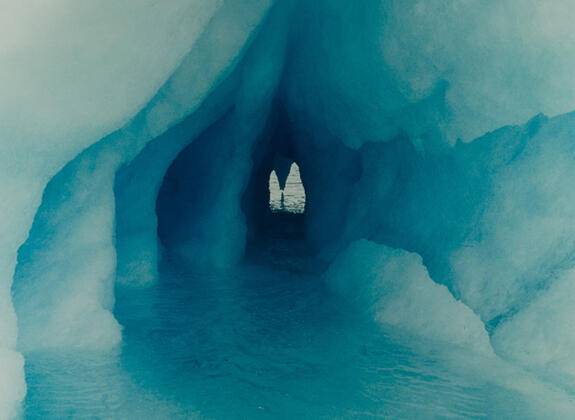 Farbfotografie eines Eistunnels in vielen verschiedenen Blautönen