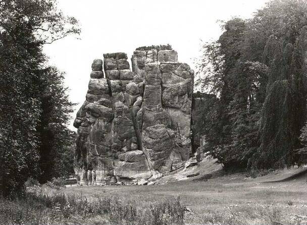 „Teutoburger Wald. Externsteine. Nördliche Felsgruppe von Westen“ (1939), Foto: Oskar Kaubisch, Deutsche Fotothek (Rechte vorbehalten – Freier Zugang) 