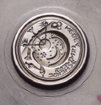 „Stahlstempel für eine Medaille auf die Himmelsscheibe von Nebra“, Künstler: Victor Huster, Landesmuseum Baden-Württemberg (CC BY 4.0 International) 