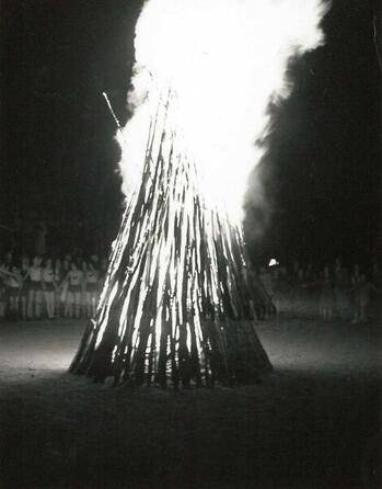 „Sonnenwendfeuer“ (1973), Foto: Fritz Eschen, Deutsche Fotothek (Rechte vorbehalten – Freier Zugang) 