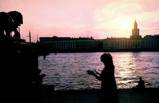 „Silhouette eines lesenden Mädchens an der Newa während einer weißen Nacht“ (1964, Sankt Peteresburg), Foto: Wolfgang G. Schröter, Deutsche Fotothek (Rechte vorbehalten – Freier Zugang) 