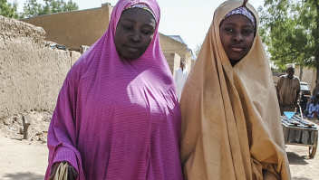 Una niña liberada por Boko Haram camina con su madre en Dapchi el 21 de marzo de 2018. Crédito: STRINGER/AFP/Getty Images