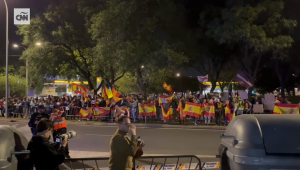 Protestan contra el presidente Sánchez afuera de los Latin Grammy