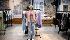 Una tienda temporal en París de la marca de moda china Shein, fotografiada en mayo de 2023. (Foto: Christophe Archambault/AFP/Getty Images).