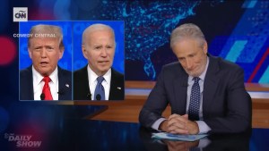 El comediante Jon Stewart se burla del desempeño de Biden y Trump en el debate presidencial