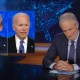 El comediante Jon Stewart se burla del desempeño de Biden y Trump en el debate presidencial