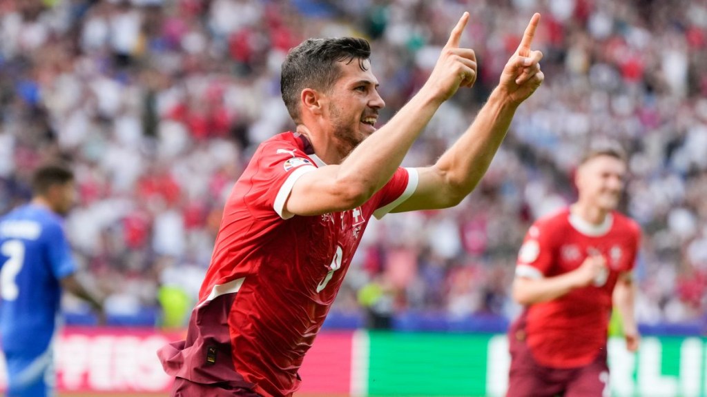 El suizo Remo Freuler celebra tras marcar el primer gol de los octavos de final. (Matthias Schrader/AP)