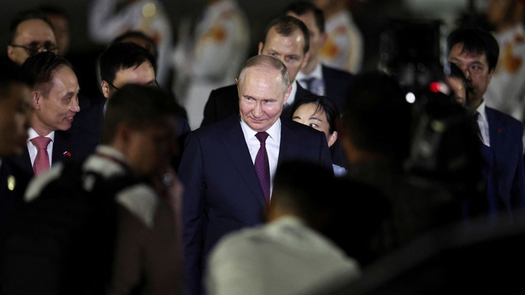 El presidente de Rusia, Vladimir Putin, llega al aeropuerto internacional de Noi Bai para su visita a Hanoi, Vietnam, el 20 de junio de 2024. (Athit Perawongmetha/Reuters)