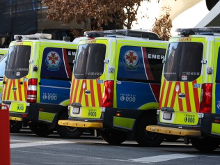 MELBOURNE, AUSTRALIA - JULY 21: Ambulances are parked in front of the Royal Melbourne Hospital on July 21, 2022 in Melbourne, Australia. Victoria recorded 14,312 official cases of COVID-19 in the last 24-hour reporting period, with 875 people hospitalised with the virus, including 46 in intensive care. 37 deaths were also included in this reporting period. While the Federal government has not implemented any COVID-19 restrictions in response to the latest COVID-19 wave, concerns over rising cases of the Omicron subvariants across Australia have seen health authorities recommend the use of face masks indoors, and for people to work from home where possible. (Photo by Asanka Ratnayake/Getty Images)