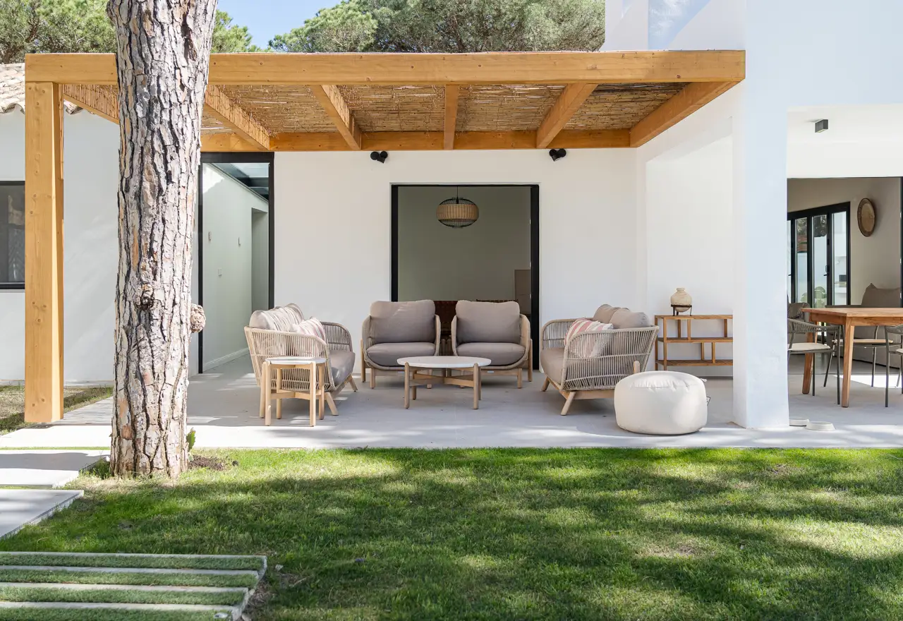 Así se ha transformado una casa autoconstruida en la costa de Cádiz en un refugio fresco (y sostenible)