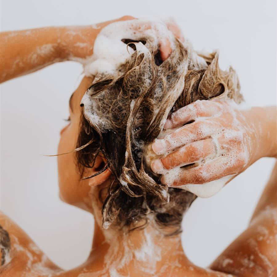 Mujer lavándose el cabello