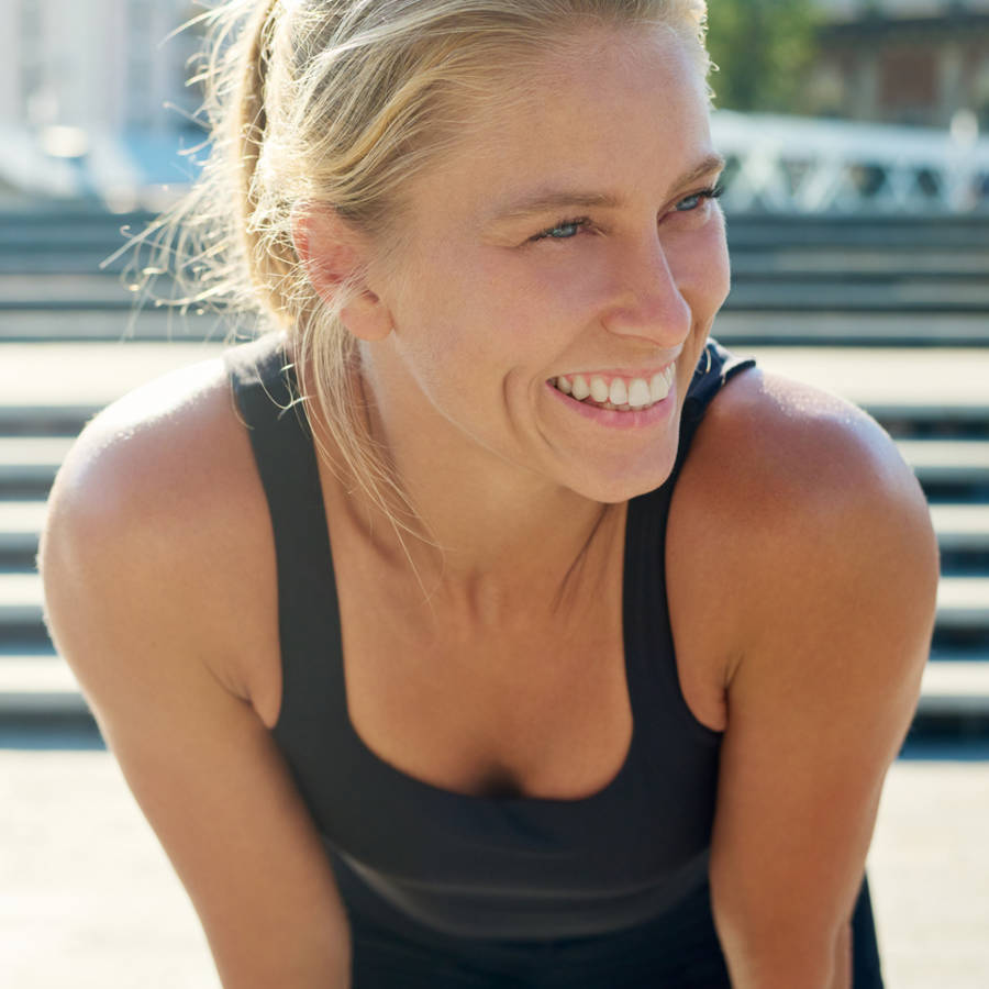 Mujer deportista feliz