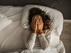 Dificuldade para dormir? O que comer e o que evitar antes de ir para cama