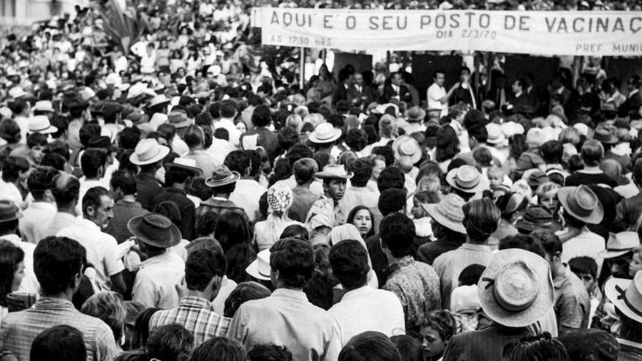 Multidão em Itajaí (SC) em 1970 para ser vacinada - Acervo da Casa de Oswaldo Cruz