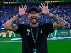 Após sequência de polêmicas nas redes, Neymar faz post comemorando títulos