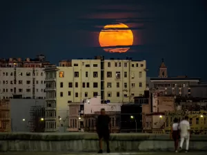 Superlua Azul: qual o horário do fenômeno hoje e como ver?